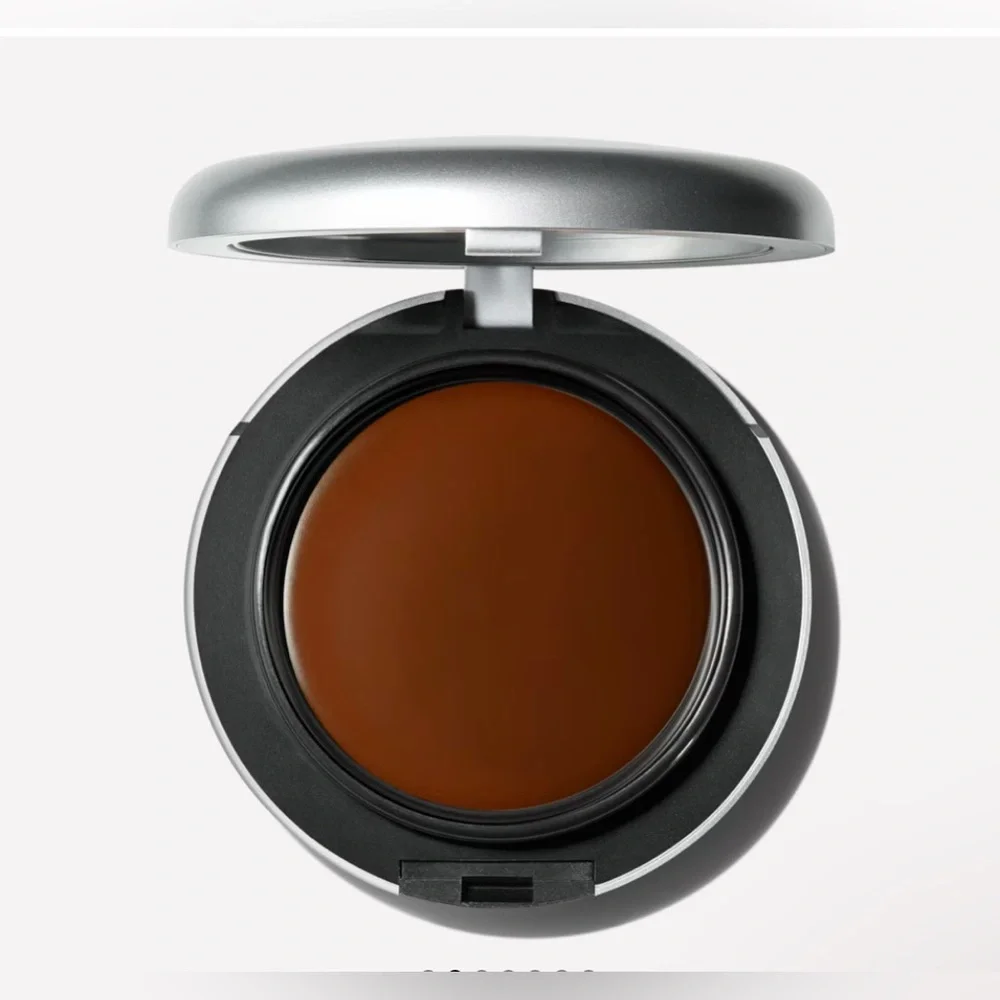 MAC Cosmetics lightweight sweat
